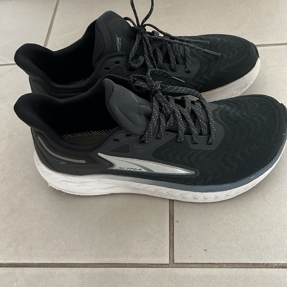 Altra women’s shoe - Picture 2 of 3